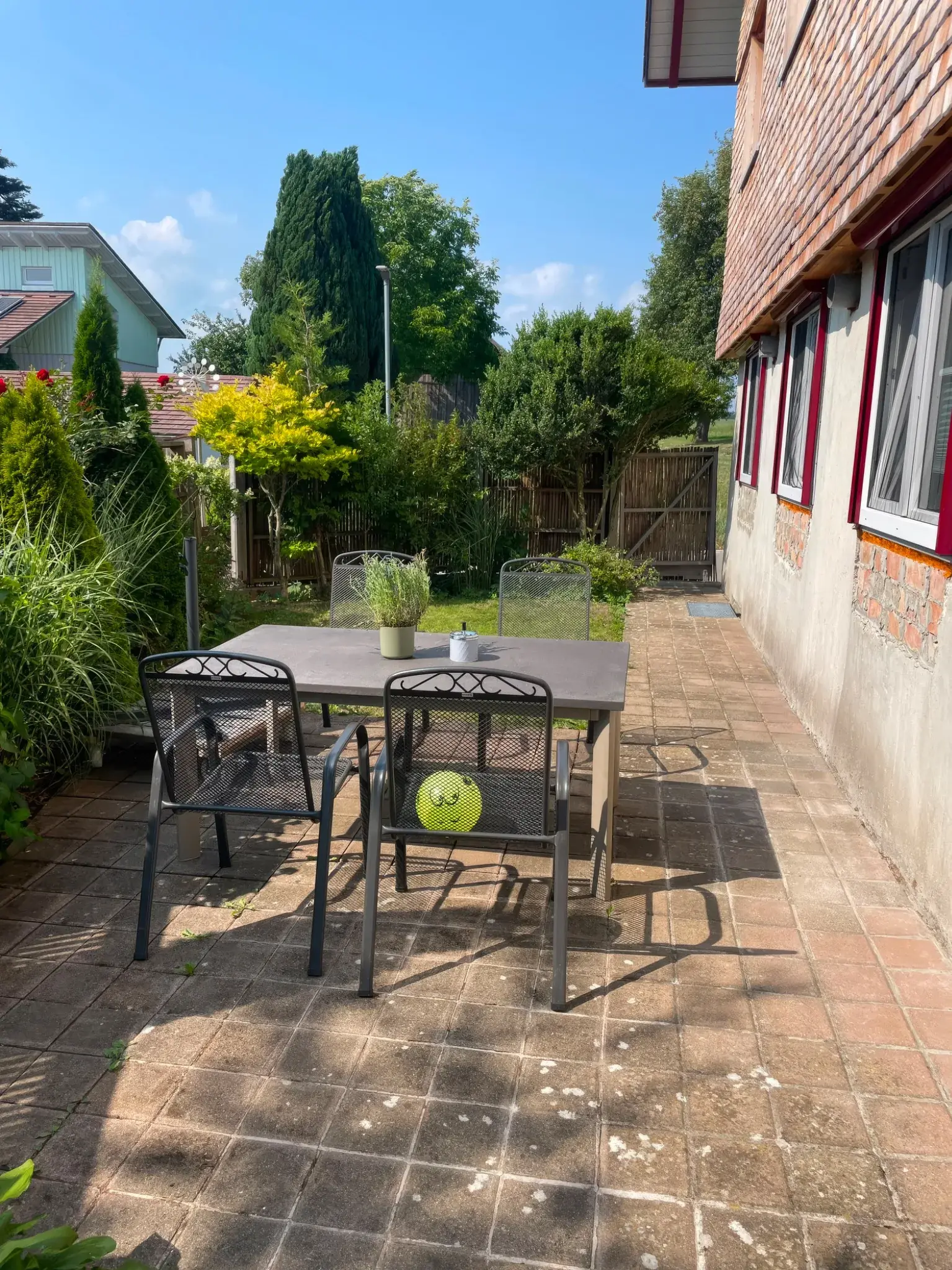 Terrasse der Ferienwohnung Klärle in 88299 Leutkirch im Allgäu mit Sitzgruppe und Gartenblick