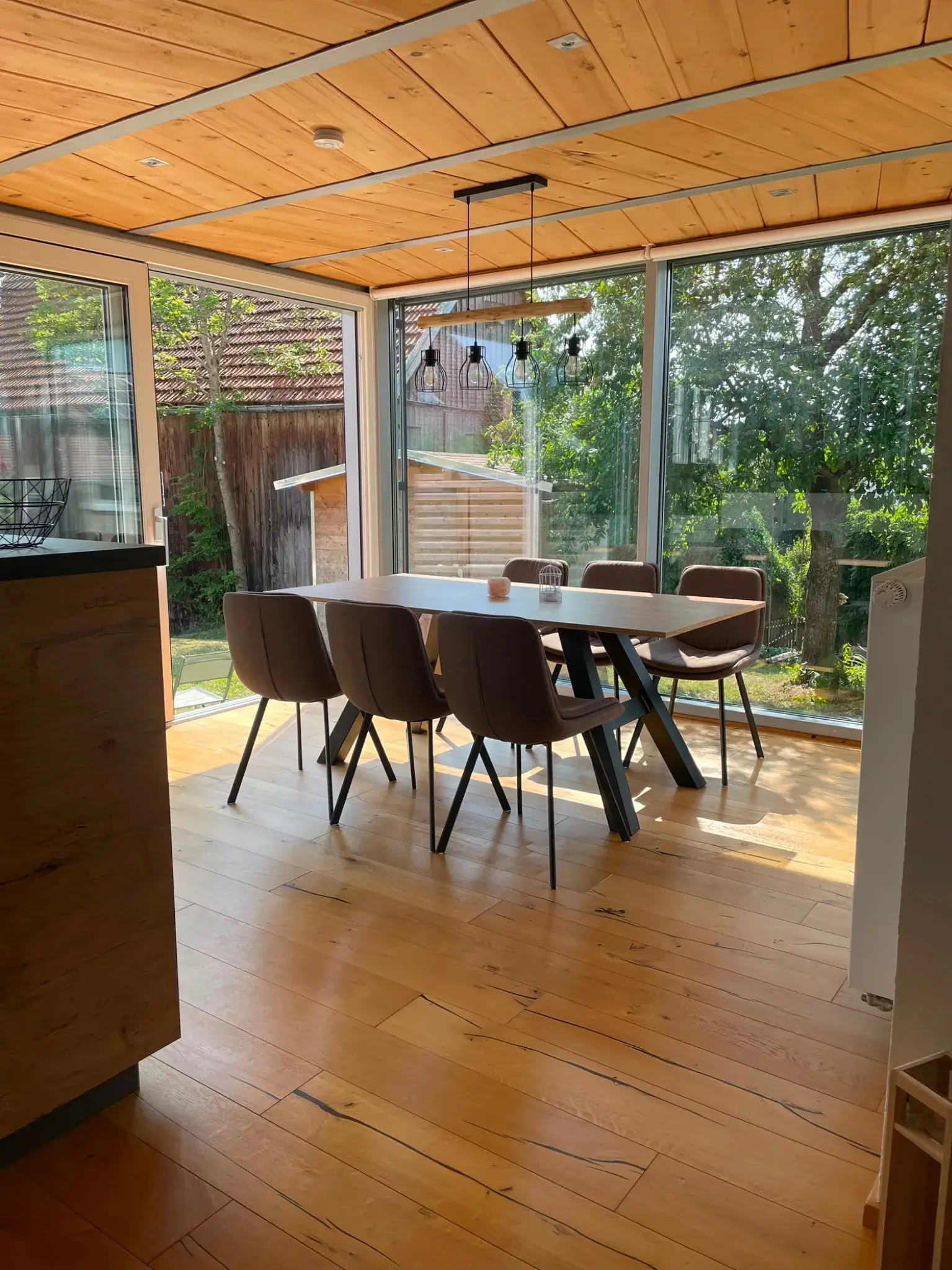 Wintergarten der Ferienwohnung Klärle in Leutkirch im Allgäu mit Esstisch für sechs Personen