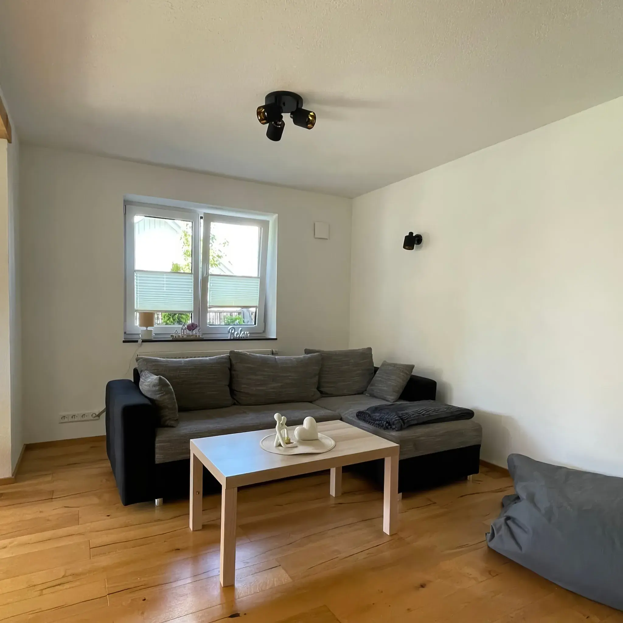 Loungebereich im Wohnzimmer der Ferienwohnung Klärle in 88299 Leutkirch im Allgäu